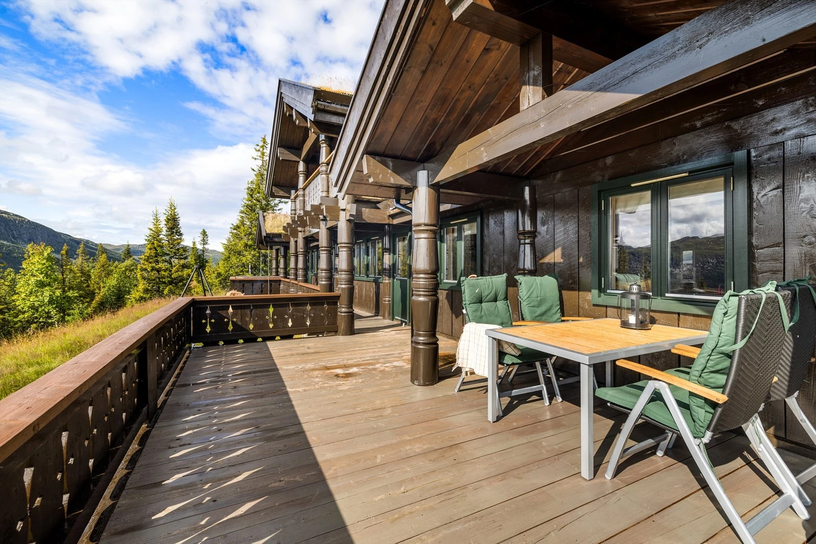 Med utgang fra stue har man store terrassearealer med flotte solforhold og fantastisk utsikt. Galleribilde