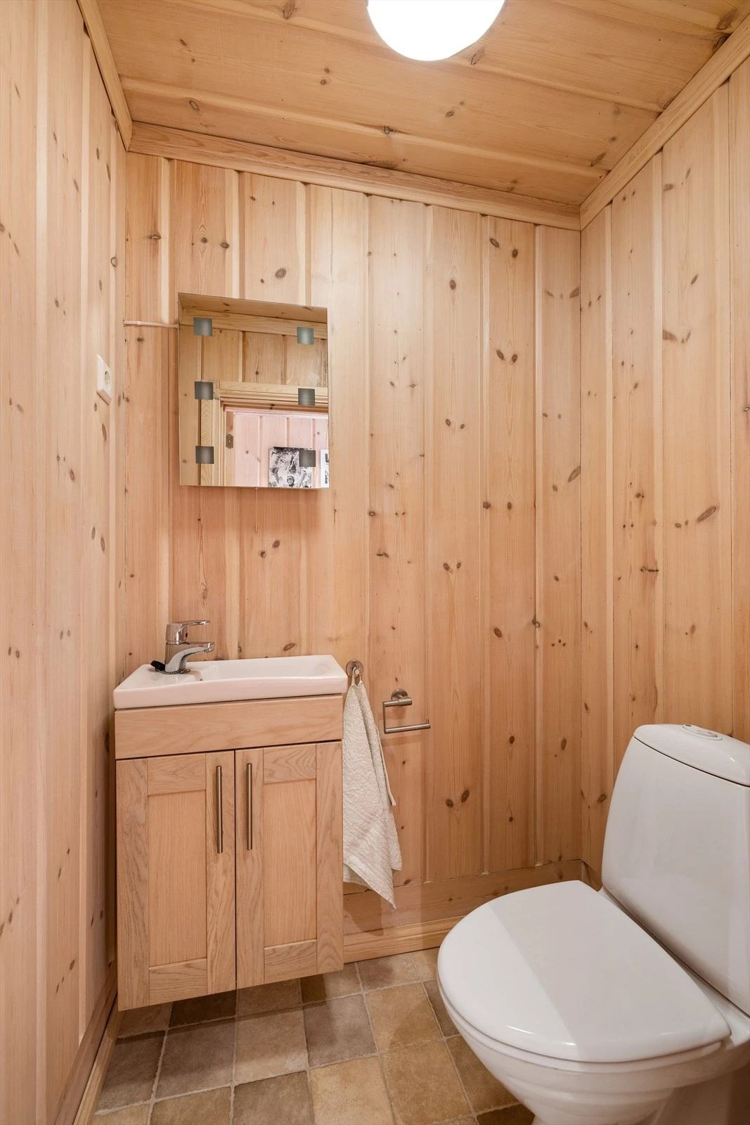 I tillegg til badet har hytta et praktisk toalettrom som er innredet med toalett og skapservant - ideelt for gjester! Galleribilde