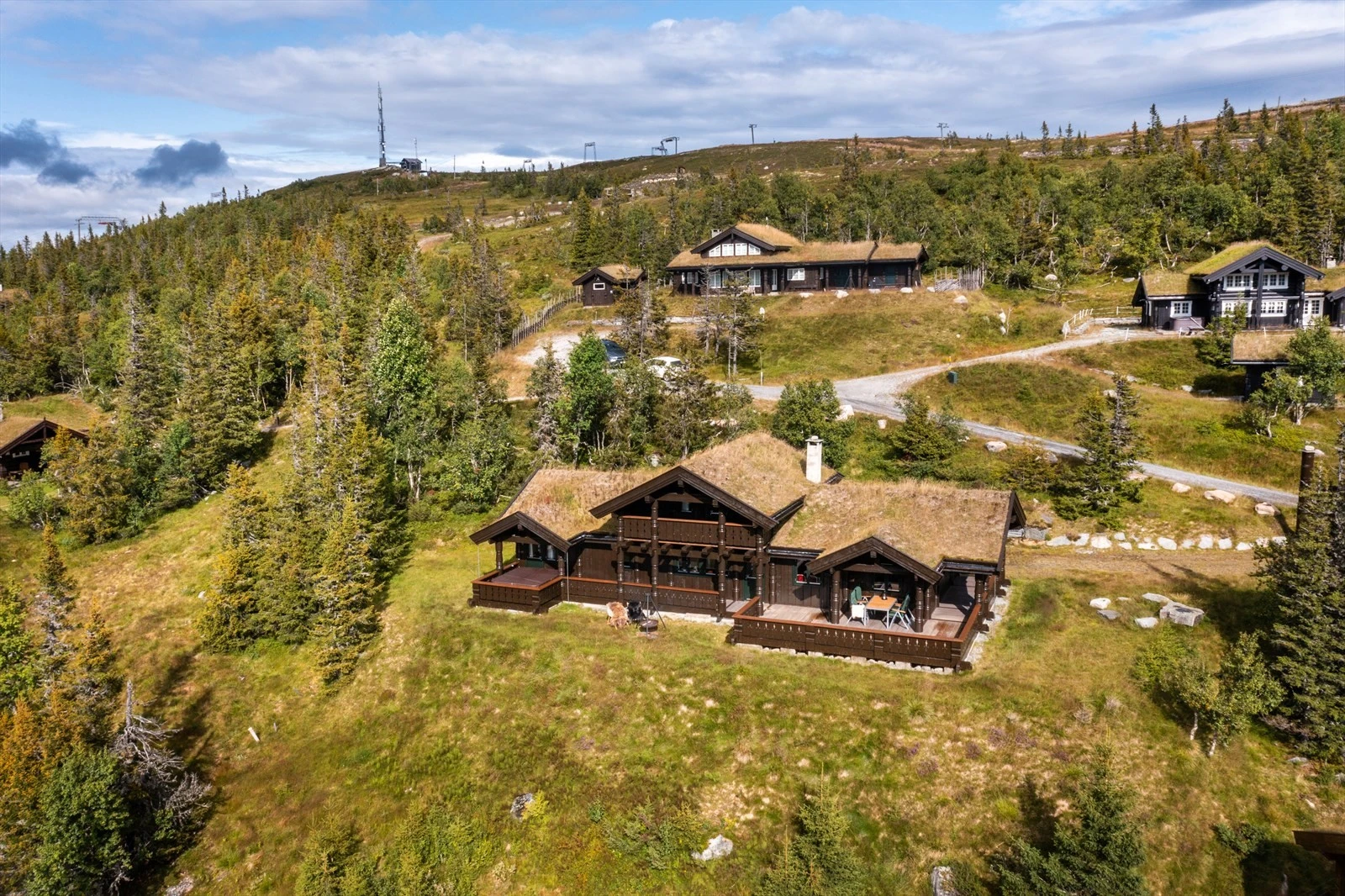 Eiendommen ligger nært snaufjellet med nydelige preparerte skiløyper og flott turterreng på sommerstid. Galleribilde