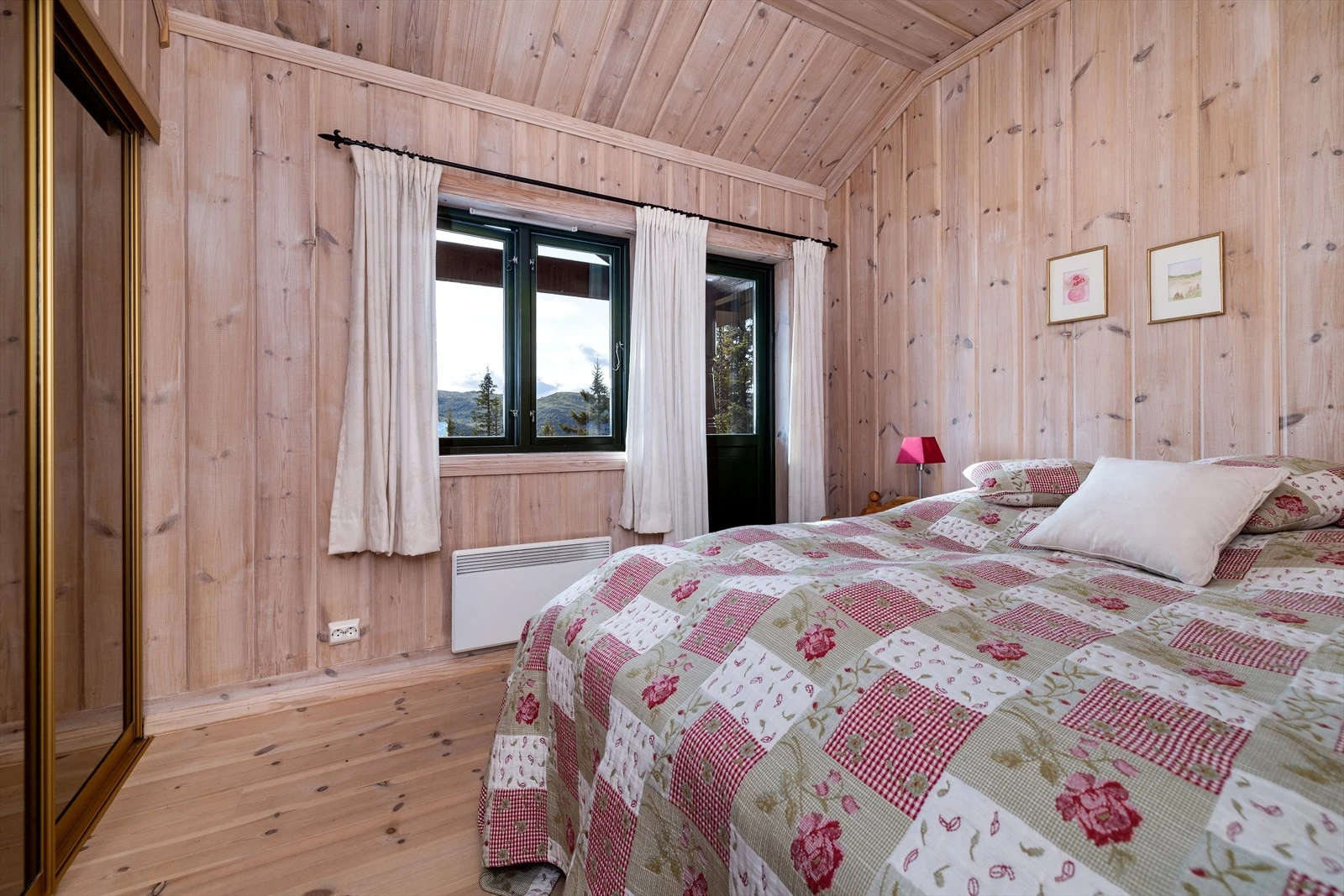 Hovedsoverommet har plass til dobbeltseng med tilhørende nattbord og det er godt med oppbevaringsplass i skyvedørsgarderobe. Galleribilde