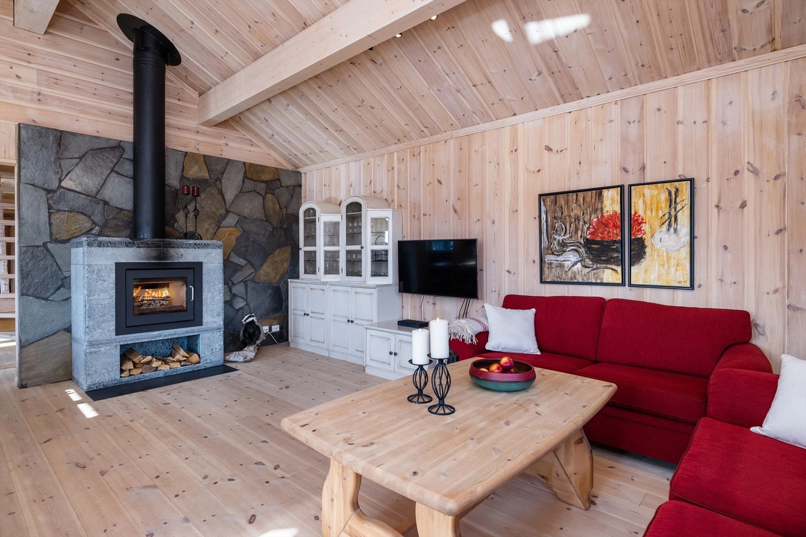 Blikkfanget i rommet er den innmurte peisinnsatsen og den skiferkledde pipen. Galleribilde