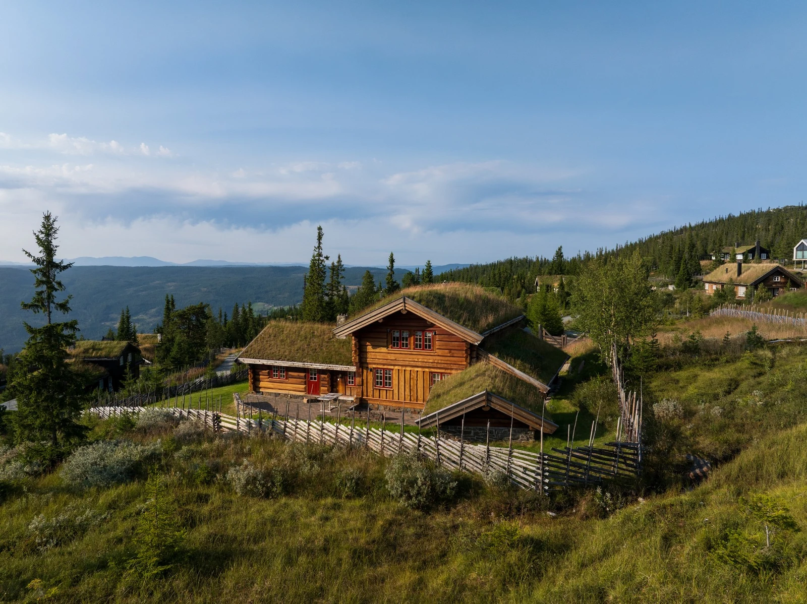 Stort og flott hyttetun i stav/laft med alpinbakken som nærmeste nabo. Galleribilde
