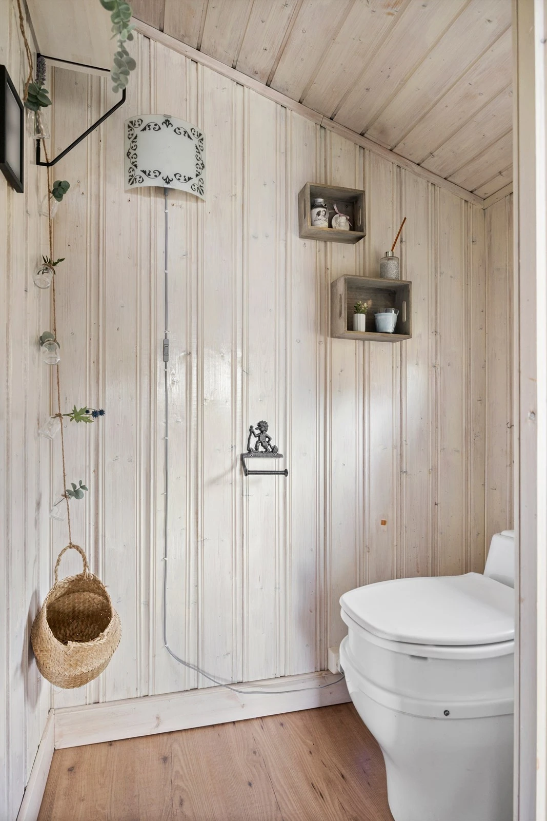 Toalettrommet er utstyrt med et separat hyttetoalett som har integrert mekanisk avtrekk, noe som sikrer god ventilasjon og komfort. Galleribilde