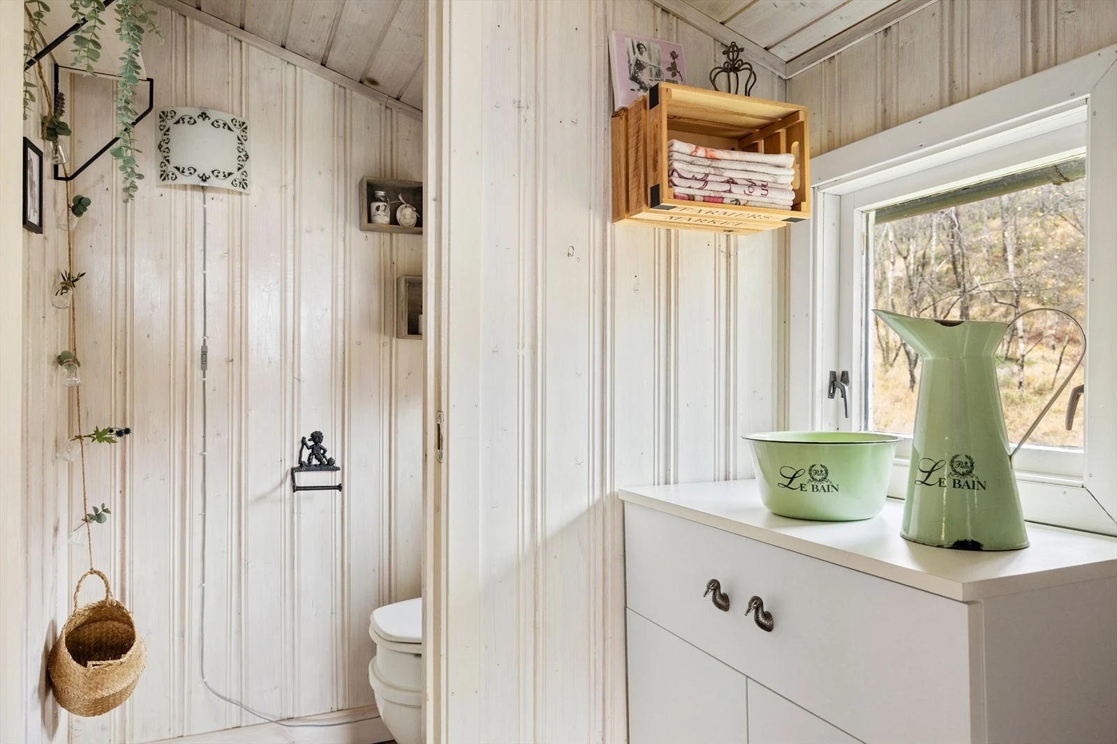 Toalettrommet er utstyrt med et separat hyttetoalett som har integrert mekanisk avtrekk, noe som sikrer god ventilasjon og komfort. Galleribilde