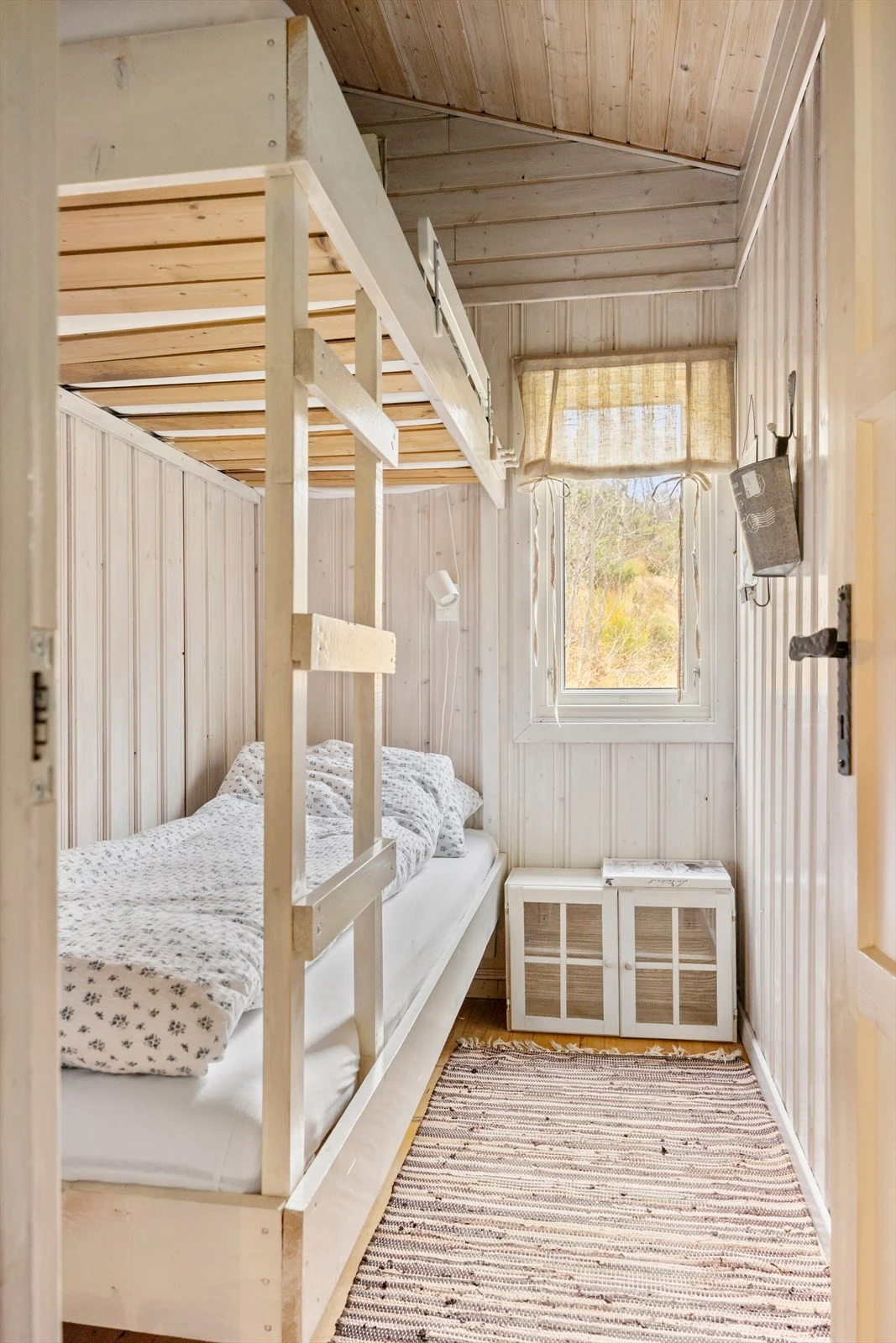 Hytta har to soverom med totalt fire sengeplasser. Rommene er koselige og gir en god natts søvn etter en dag ute i naturen. Galleribilde