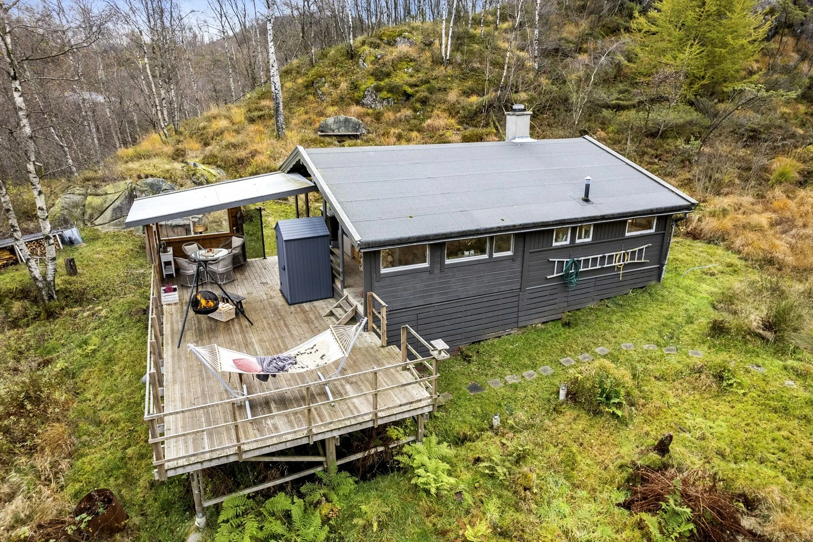 Her har du naturen rett utenfor døren, med stier som innbyr til både korte og lange turer året rundt. I tillegg er det et badevann med brygge i gåavstand fra hytta, perfekt for en forfriskende dukkert på varme sommerdager. Galleribilde
