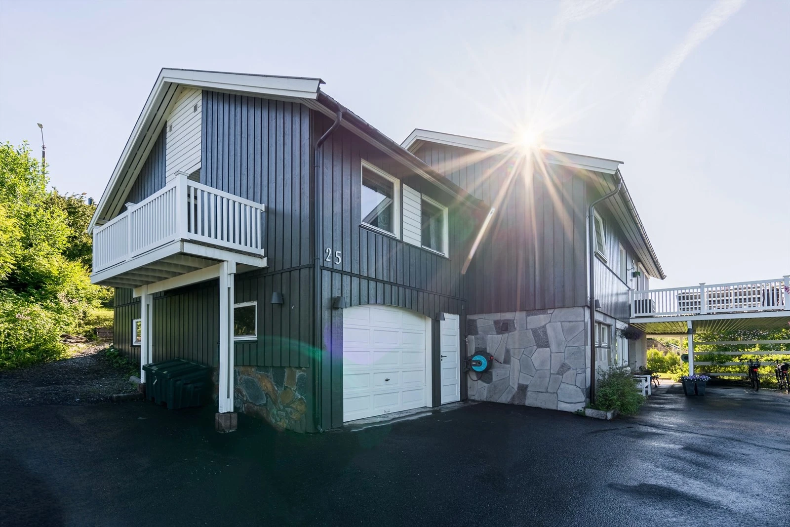 Eneboligen har garasje og carport med gode parkeringsmuligheter Galleribilde