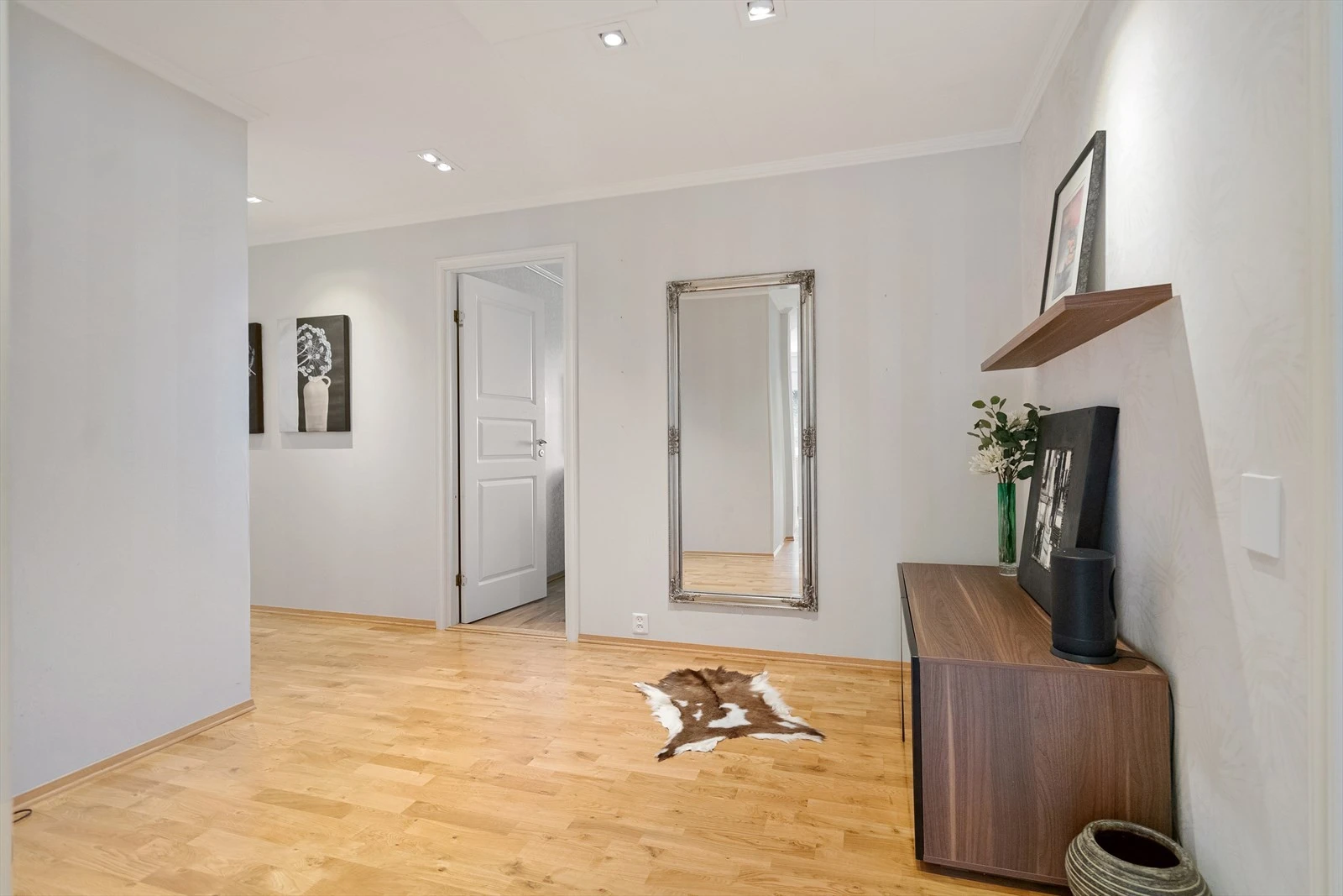 Romslig gang med adkomst til kontor/soverom Galleribilde