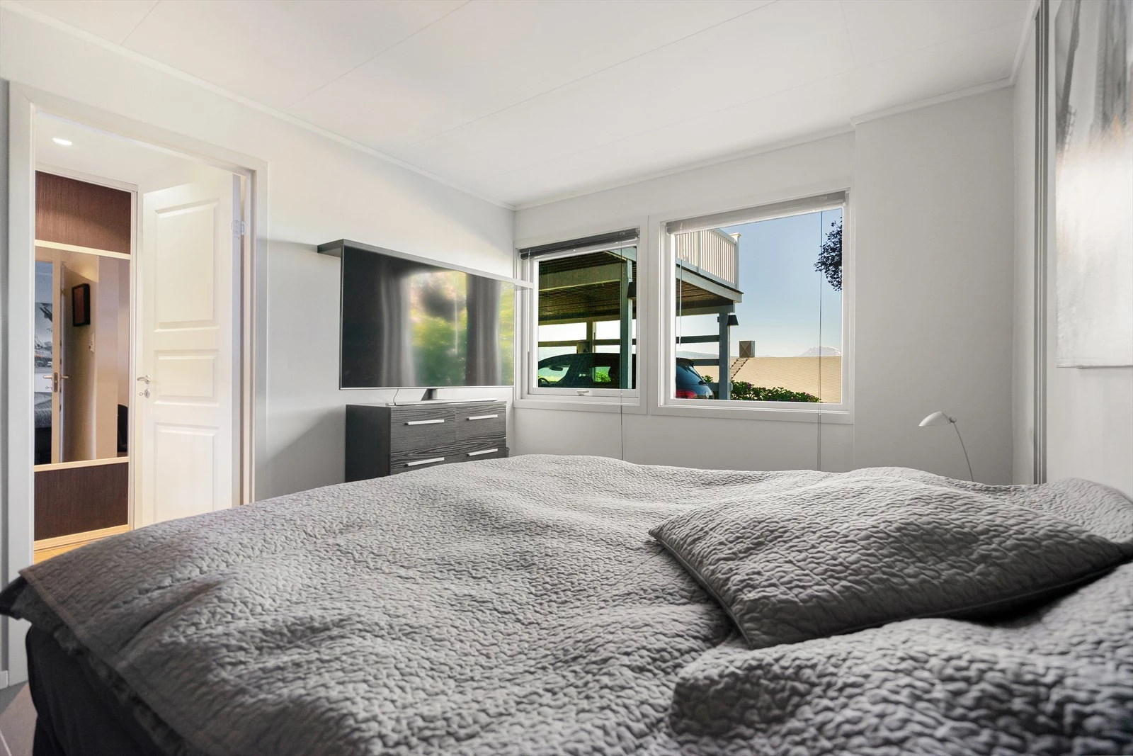 Soverom 1 - Vindu som slipper inn mye naturlig lys Galleribilde