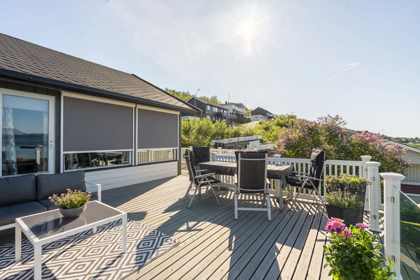 Vinduene i stuen er utstyrt med solskjerming som har sol- og vindsensor Galleribilde