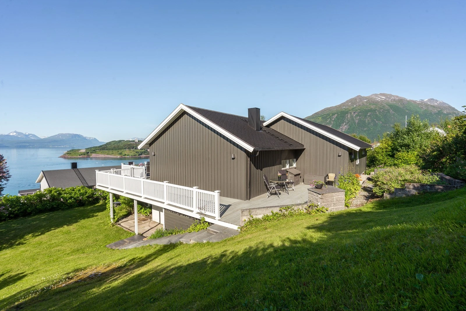 Velstelt hage med adkomst fra terrasse Galleribilde