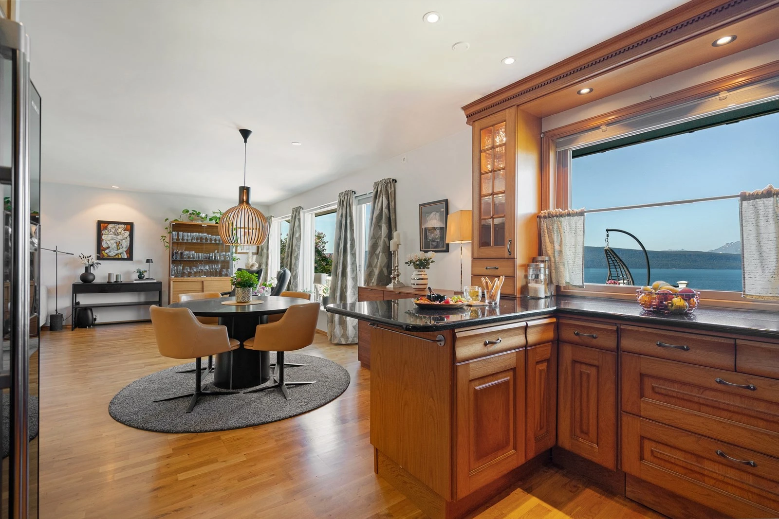 Fra kjøkken kommer du til spisestue Galleribilde