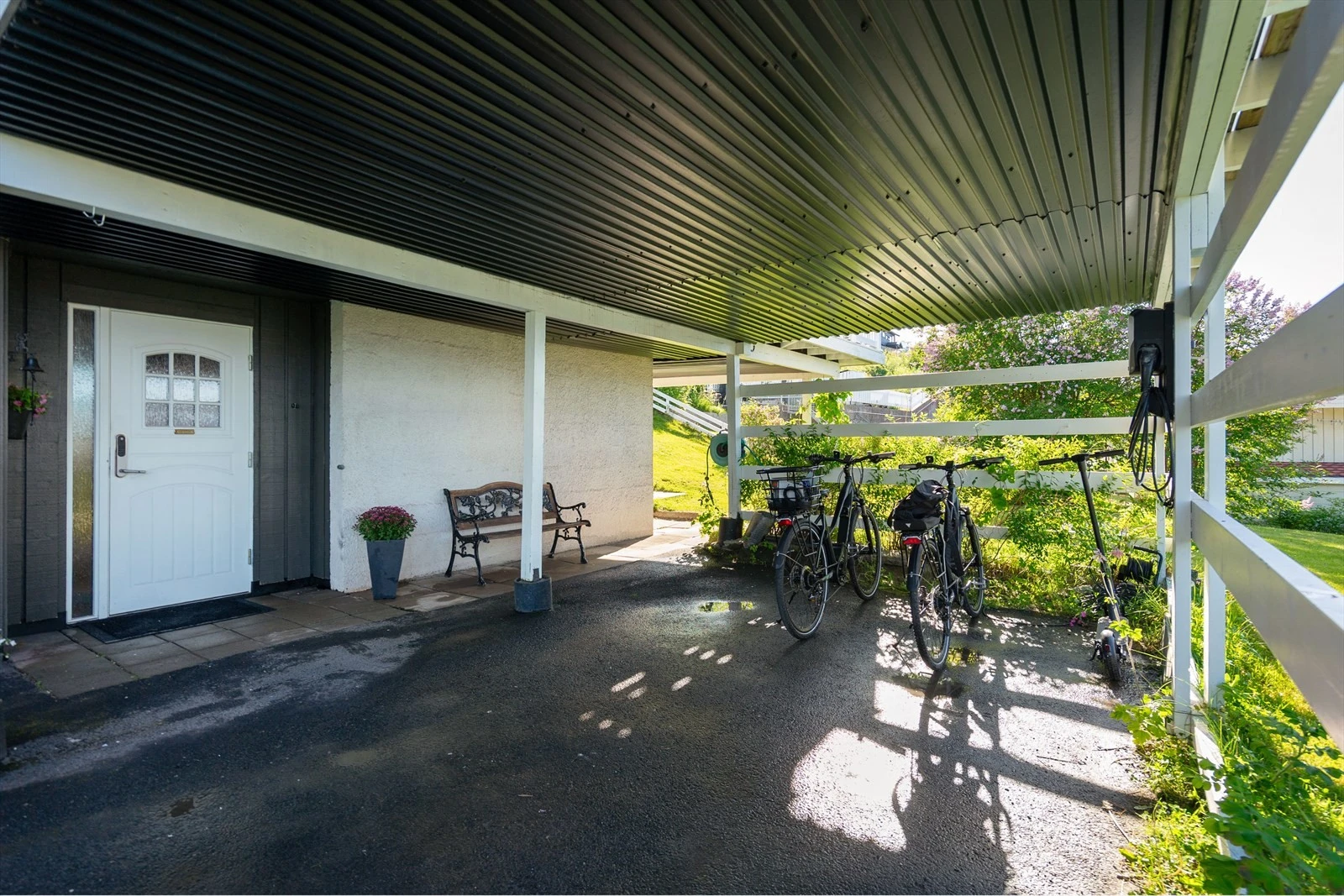 Påbygd carport med mulighet for bil- og sykkelparkering Galleribilde