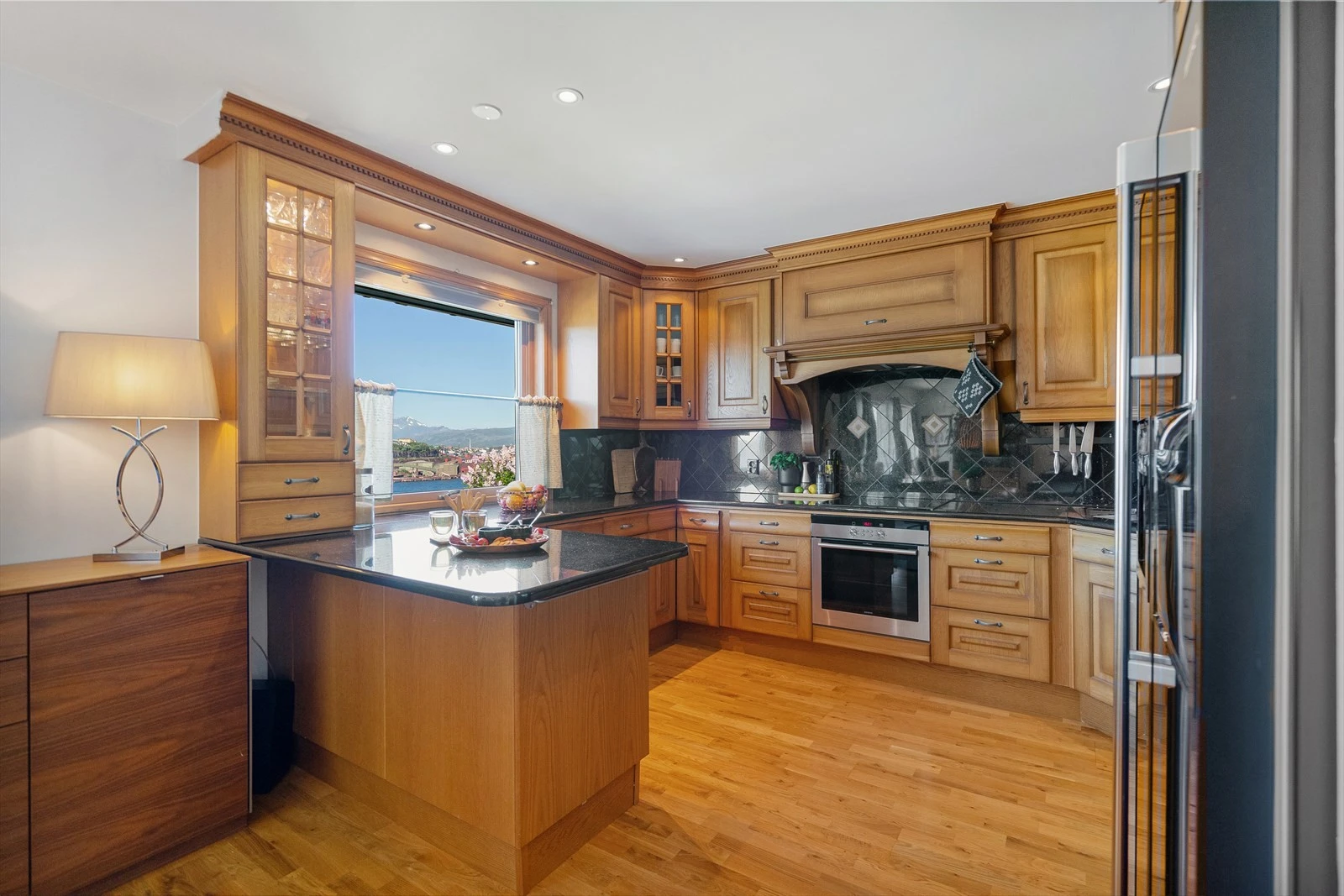 Kvalitetskjøkken utstyrt med benkeplate i stein Galleribilde