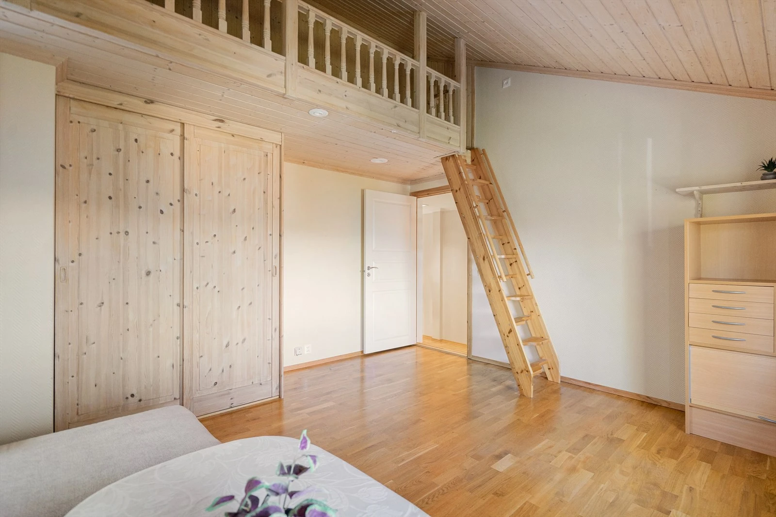 Soverommet har en hems som kan benyttes til oppbevaring eller en flott lekeplass for barna Galleribilde