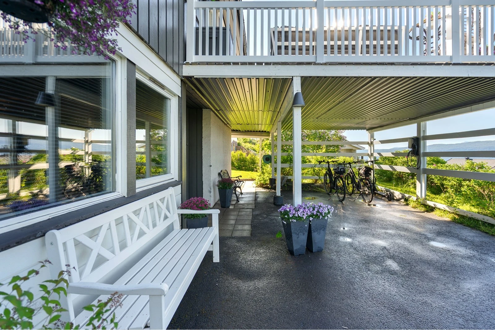 Inngangsparti med mulighet for utemøbler Galleribilde