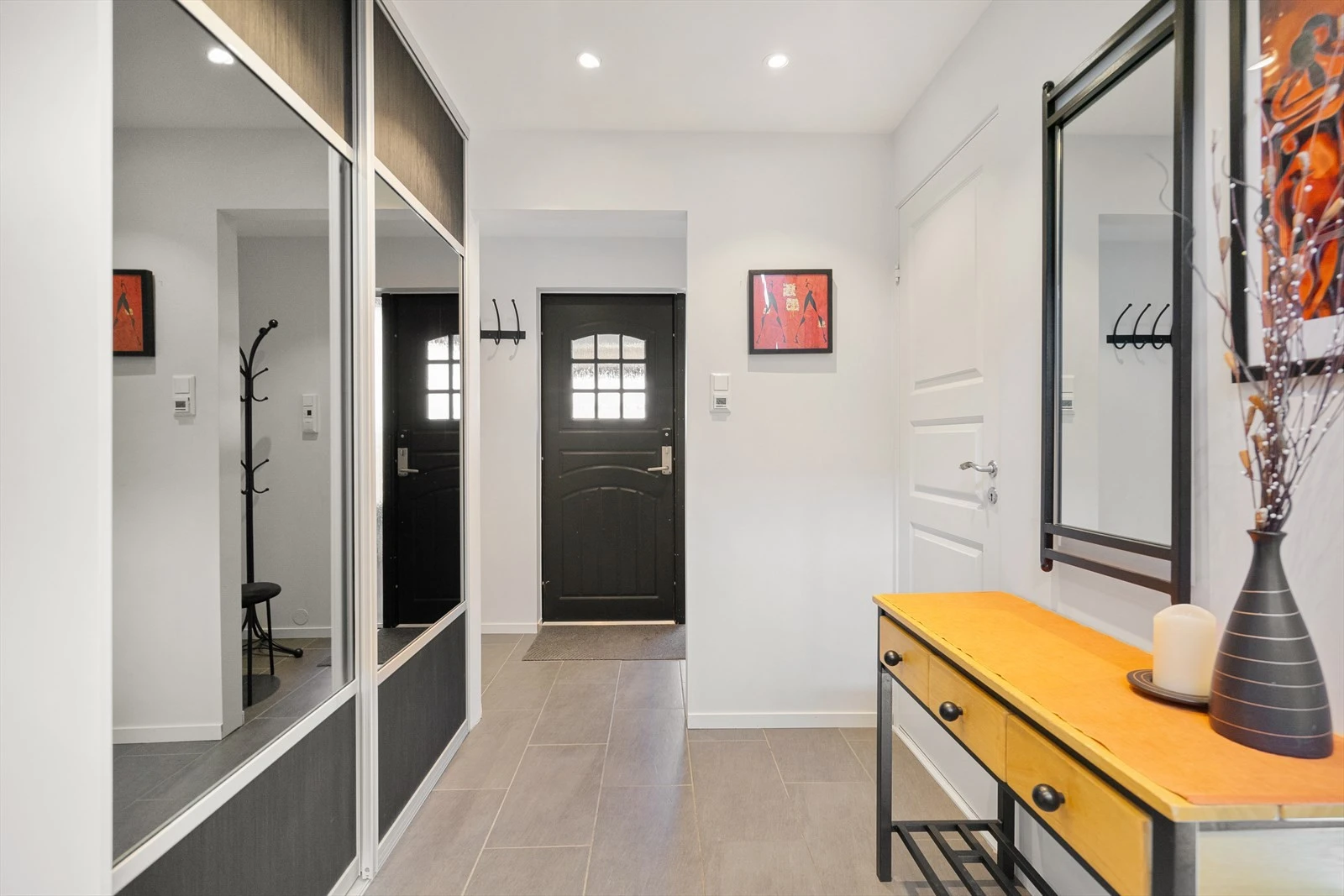 Romslig entré med skyvedørsgarderobe og mulighet for oppheng Galleribilde
