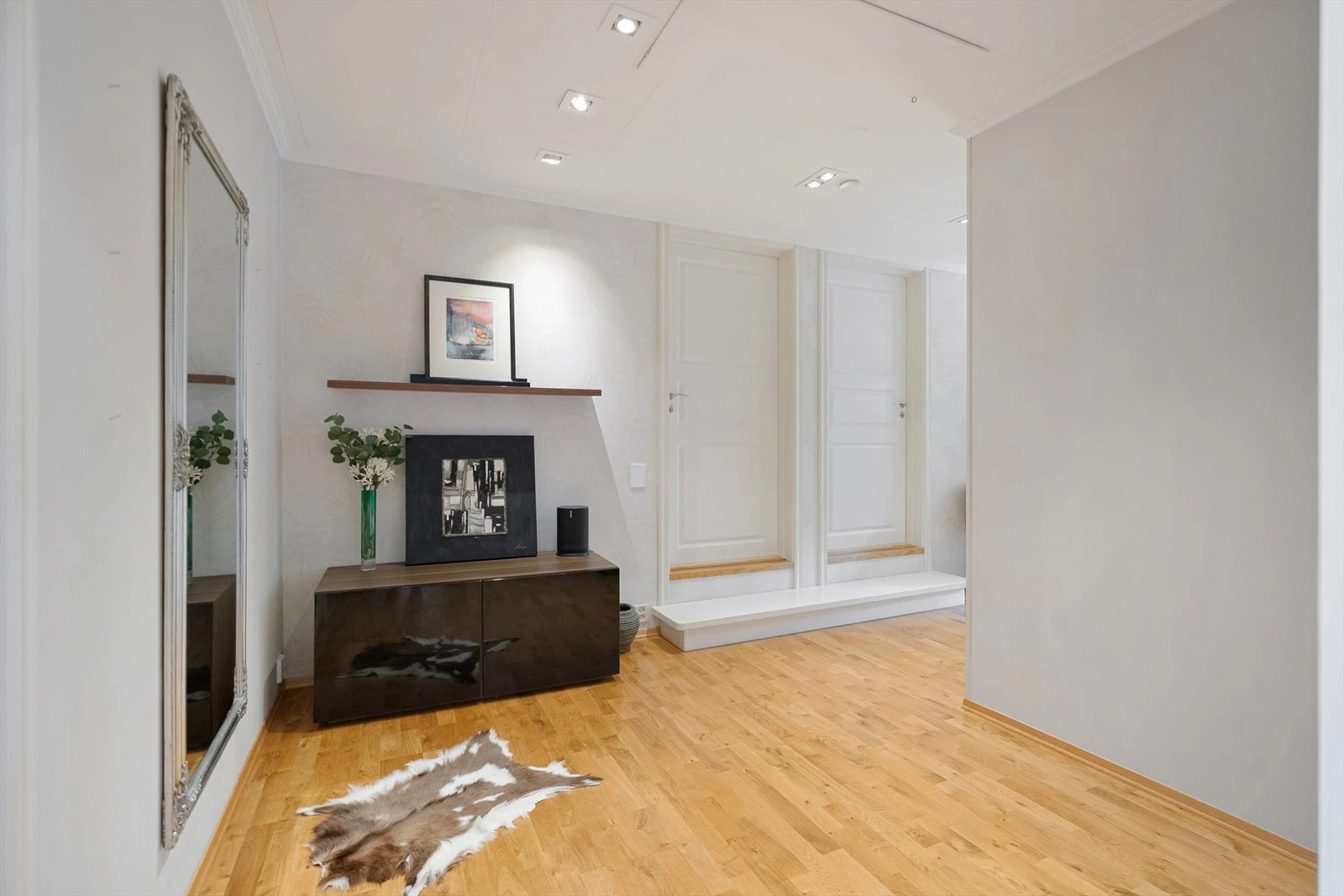 Gangen er utstyrt med spotter i tak Galleribilde