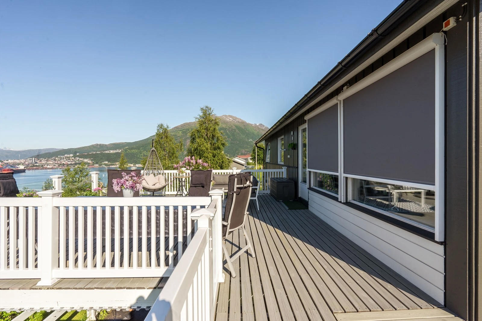 Ut fra stue kommer du til en stor terrasse med fantastisk utsikt Galleribilde