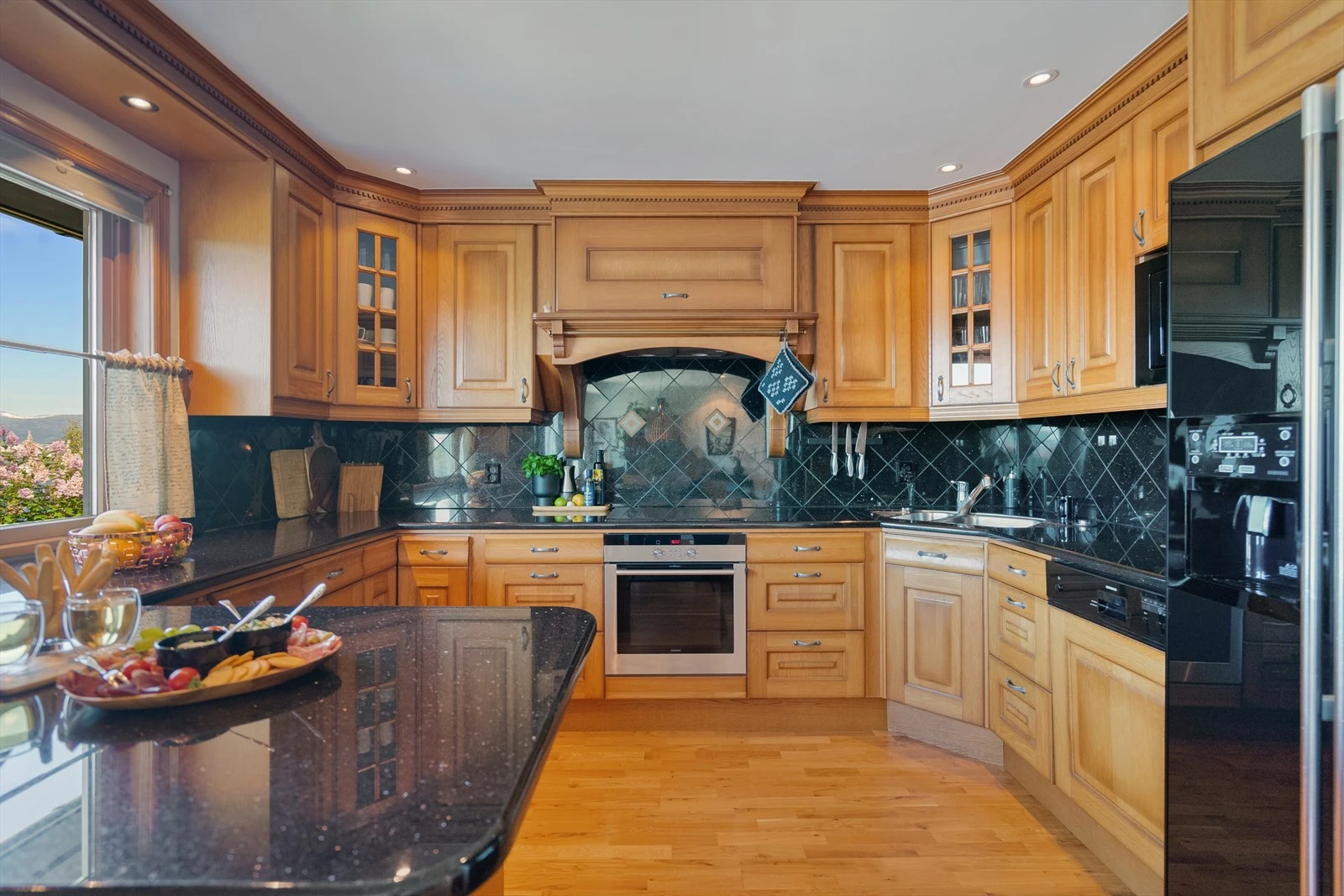 God benkeplass og romslig innredning som gir masse oppbevaringsplass Galleribilde