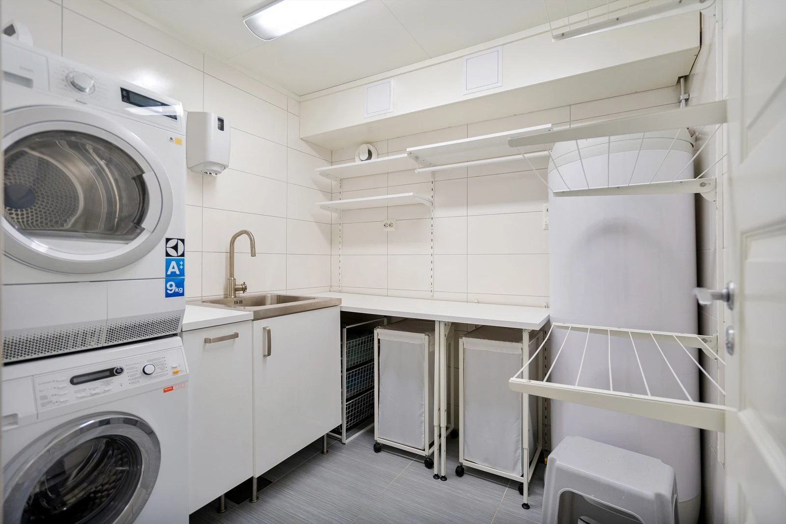 Praktisk vaskerom med gode oppbevaringsmuligheter Galleribilde