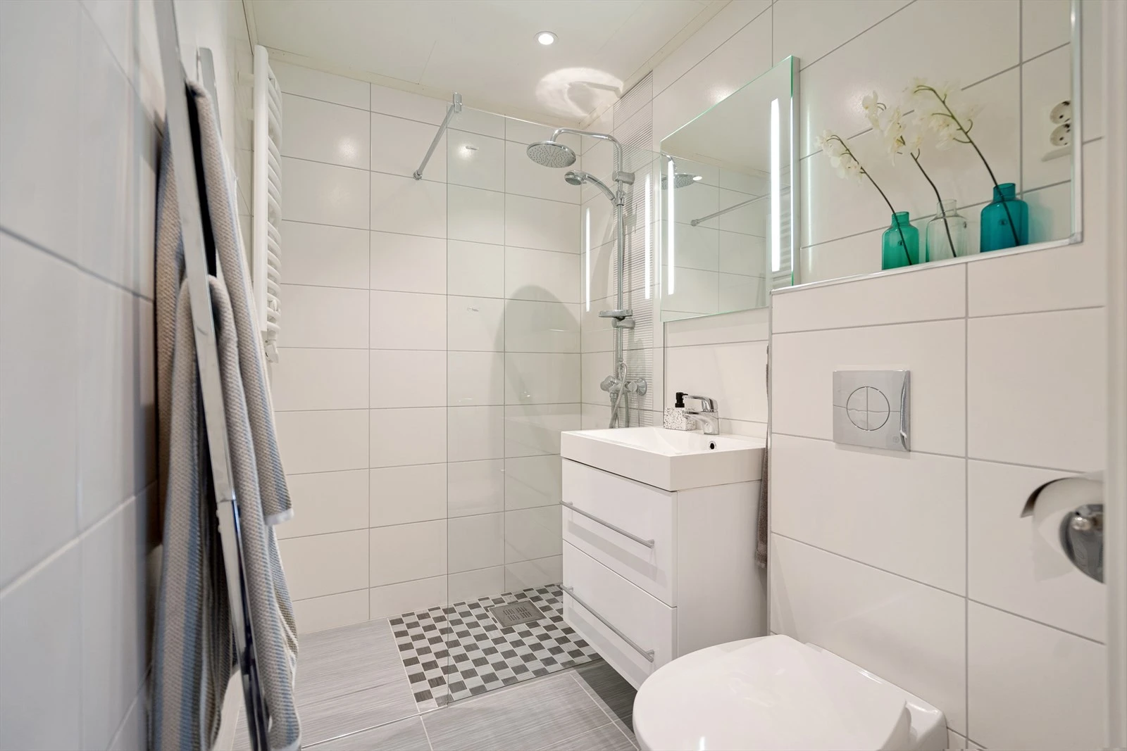 Bad 1.etasje - Utstyrt med dusjhjørne, speil med justerbart lys og baderomsinnredning Galleribilde