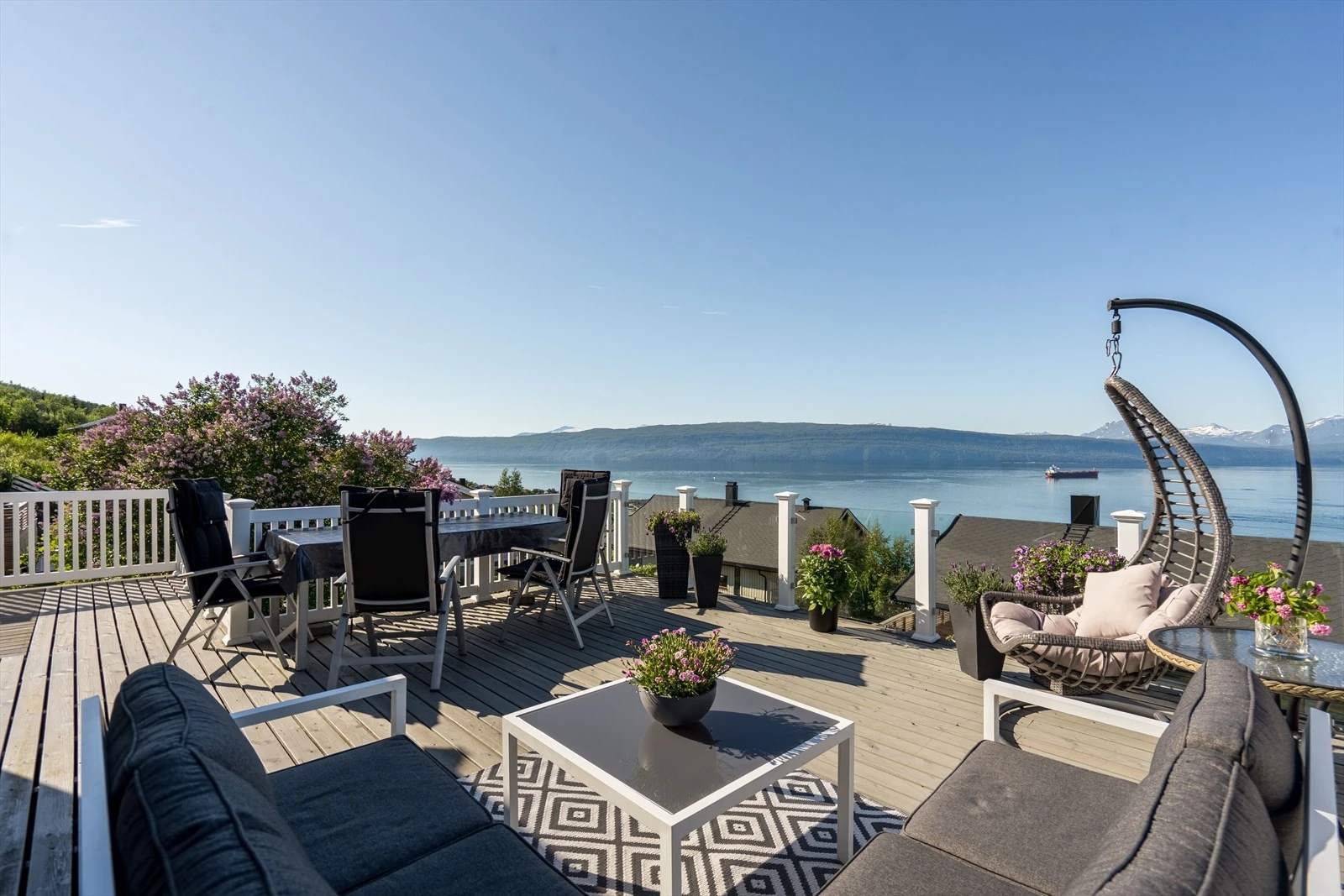 Velkommen til Notveien 25 - Fra veranda er det fantastisk utsikt mot Ofotfjorden og Narvik by Galleribilde