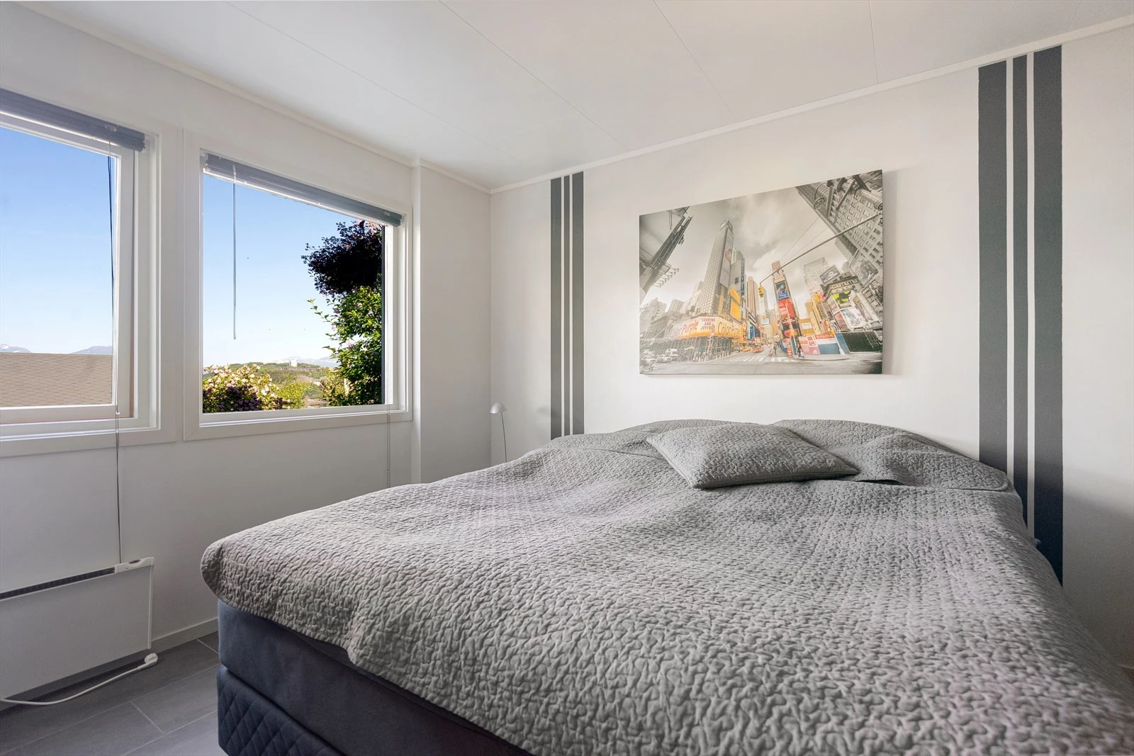 Soverom 1 - Romslig med god plass til seng og oppbevaringmuligheter Galleribilde