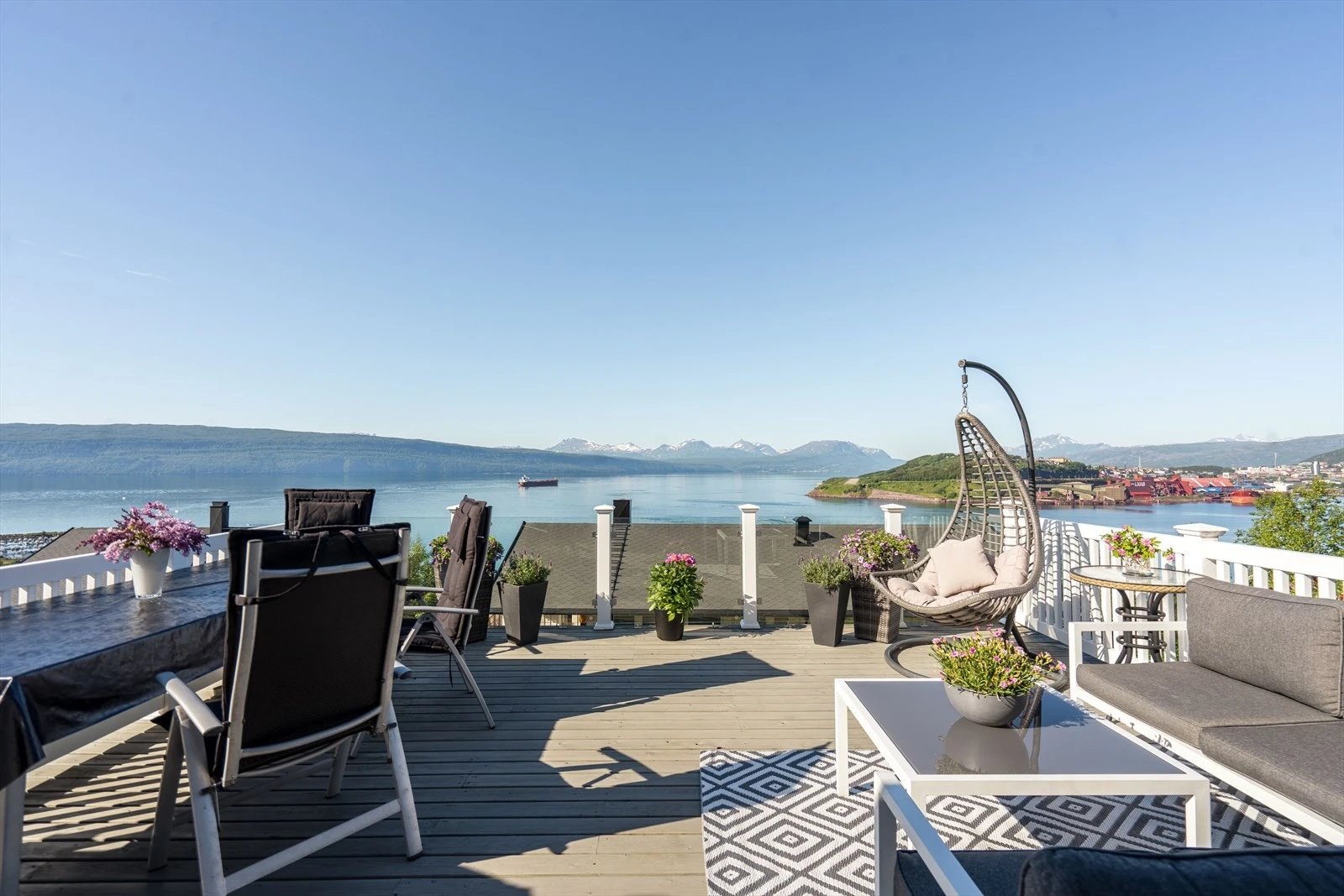 Romslig veranda med plass til ulike sittegrupper Galleribilde