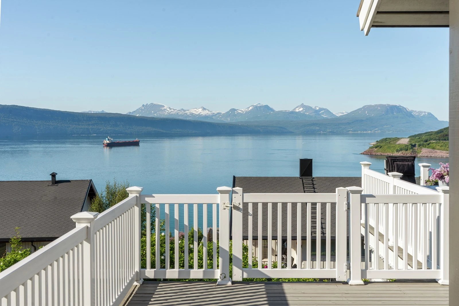 Her kan du nyte en fantastisk utsikt fra verandaen Galleribilde