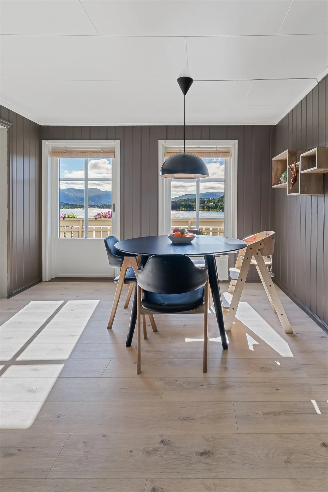 Spisestue med utgang til veranda. Galleribilde