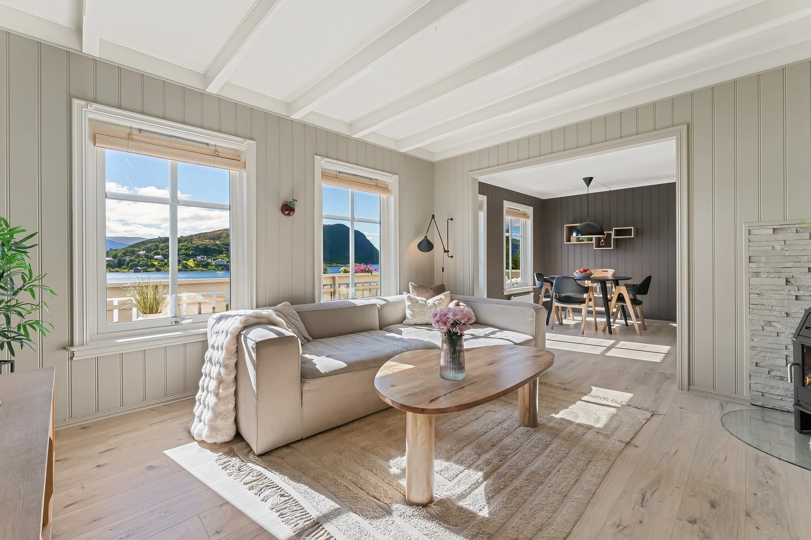 Stue med ildsted. Galleribilde