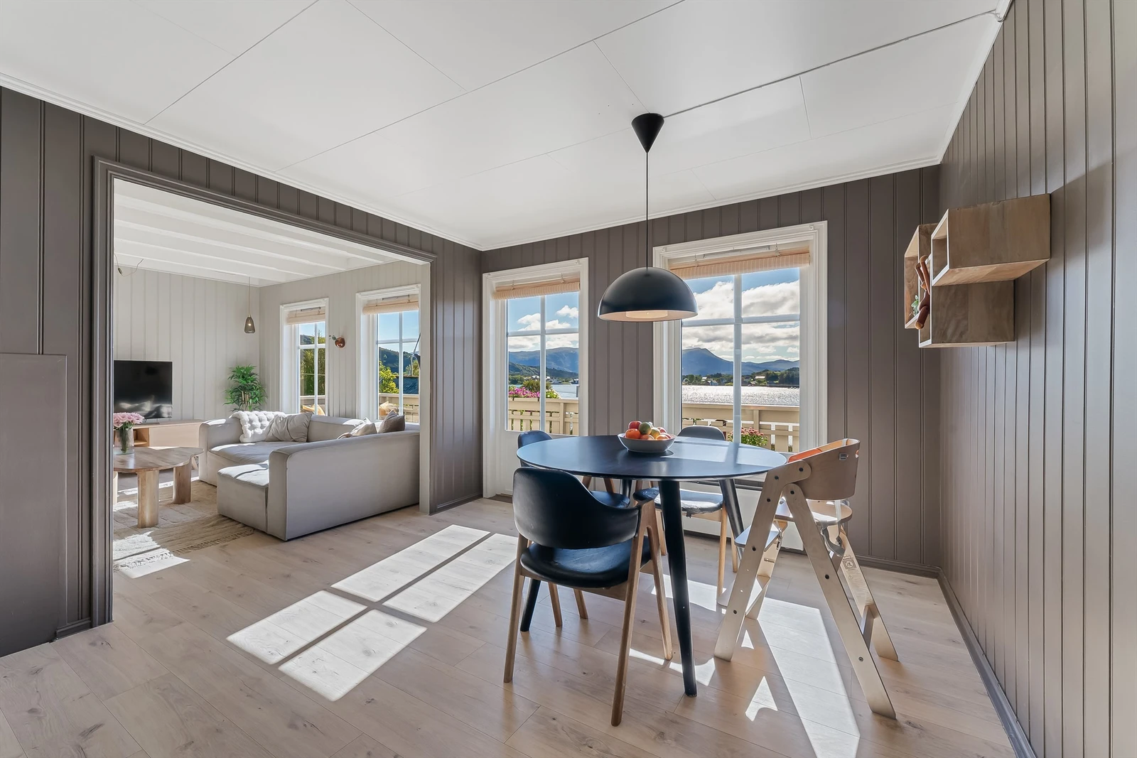 Fra spisestuen kan du nyte den flotte utsikten. Galleribilde