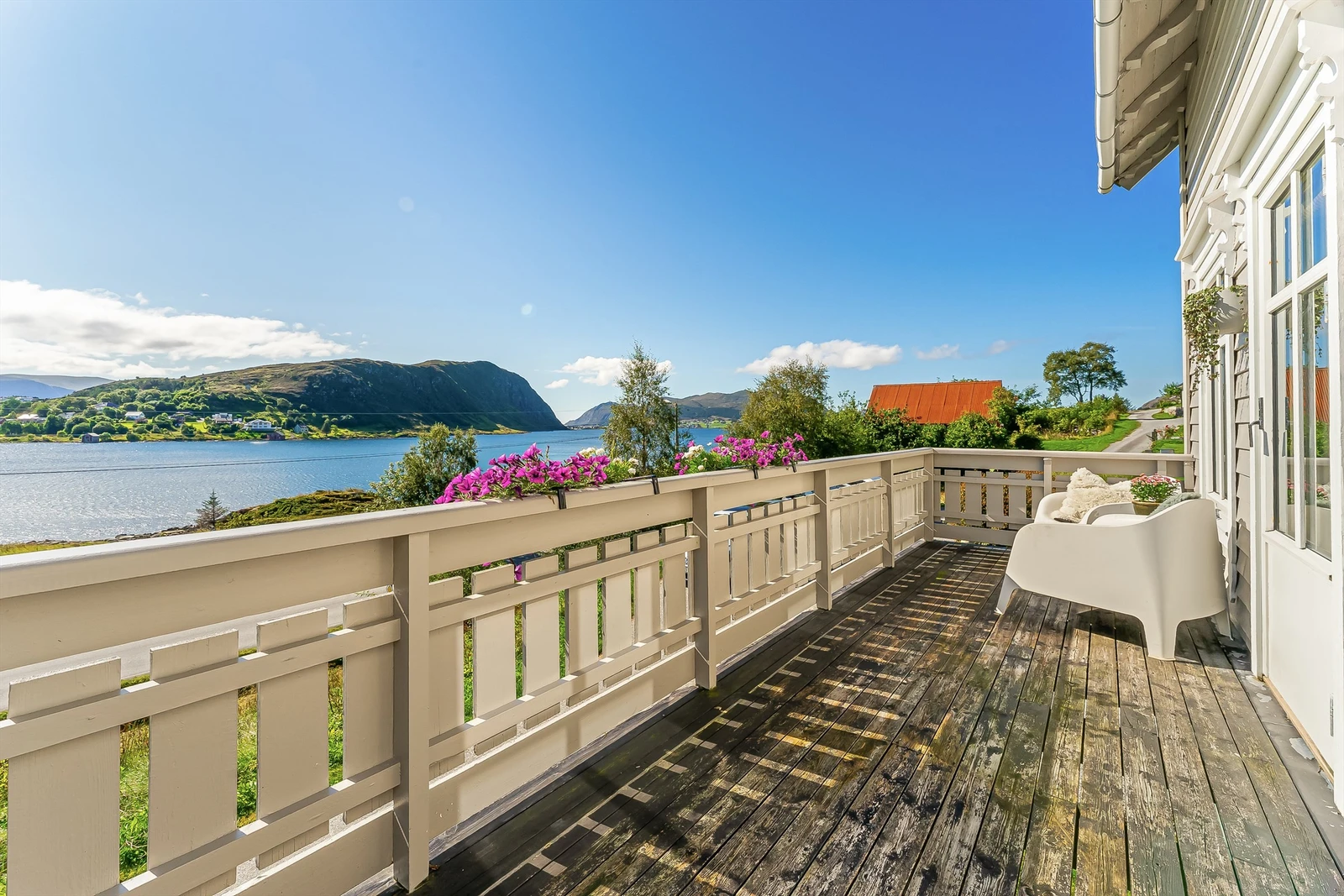 Solrik veranda med fin utsikt. Galleribilde