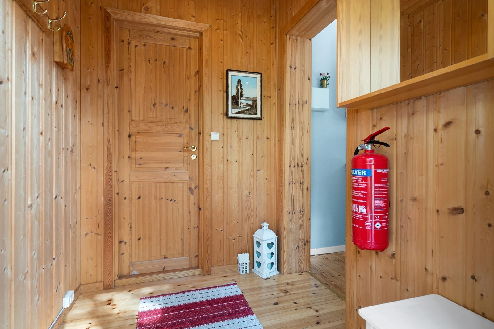 Gang/entré med inngang til baderommet rett frem og videre til kjøkkenet til høyre i bildet Galleribilde