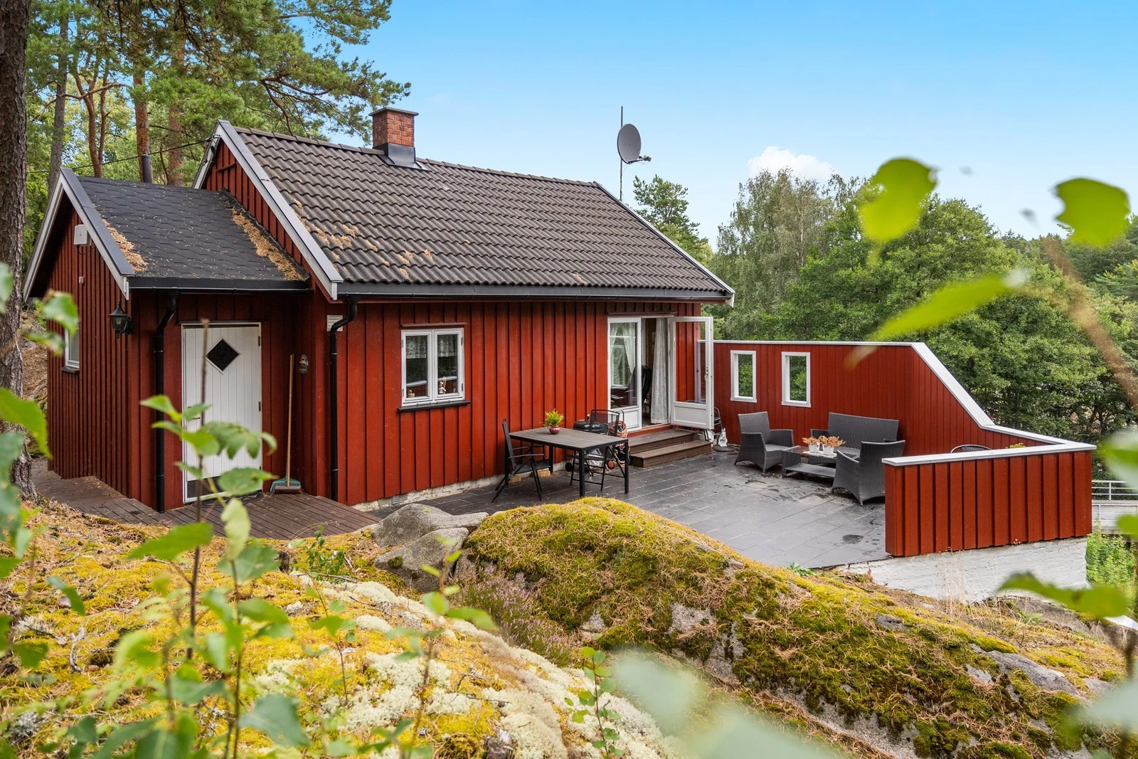 Koselig fritidsbolig beliggende høyt og fint i terrenget på fine Grimsøy, i et område med spredt fritidsbebyggelse, og kort vei til vannet og friarealer ved Dusa Galleribilde