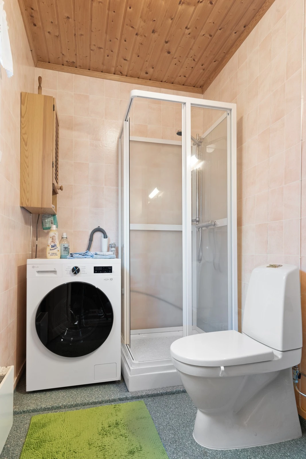 Det er også montert et skap på veggen ved vaskemaskinen. Oppvarming via panleovn på veggen Galleribilde