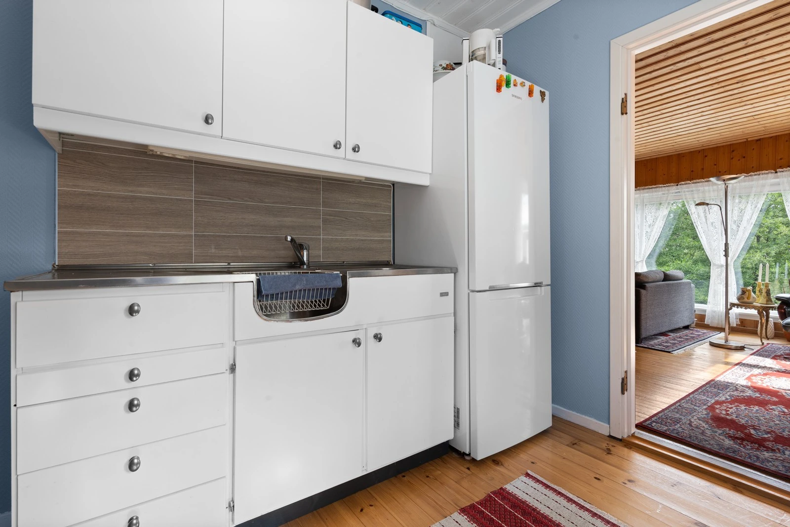 Mellom benk og overskap er det montert vannavstøtende plater Galleribilde