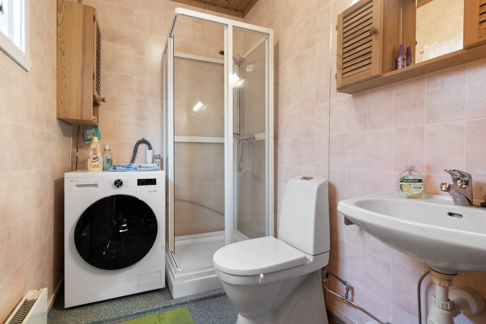 Baderommet har blitt oppgradert over tid. På gulvet er det belegg, som ble lagt nytt i 2020 og på veggene er det tapet. Rommet er utstyrt med servant, wc, dusjkabinett og opplegg for vaskemaskin Galleribilde