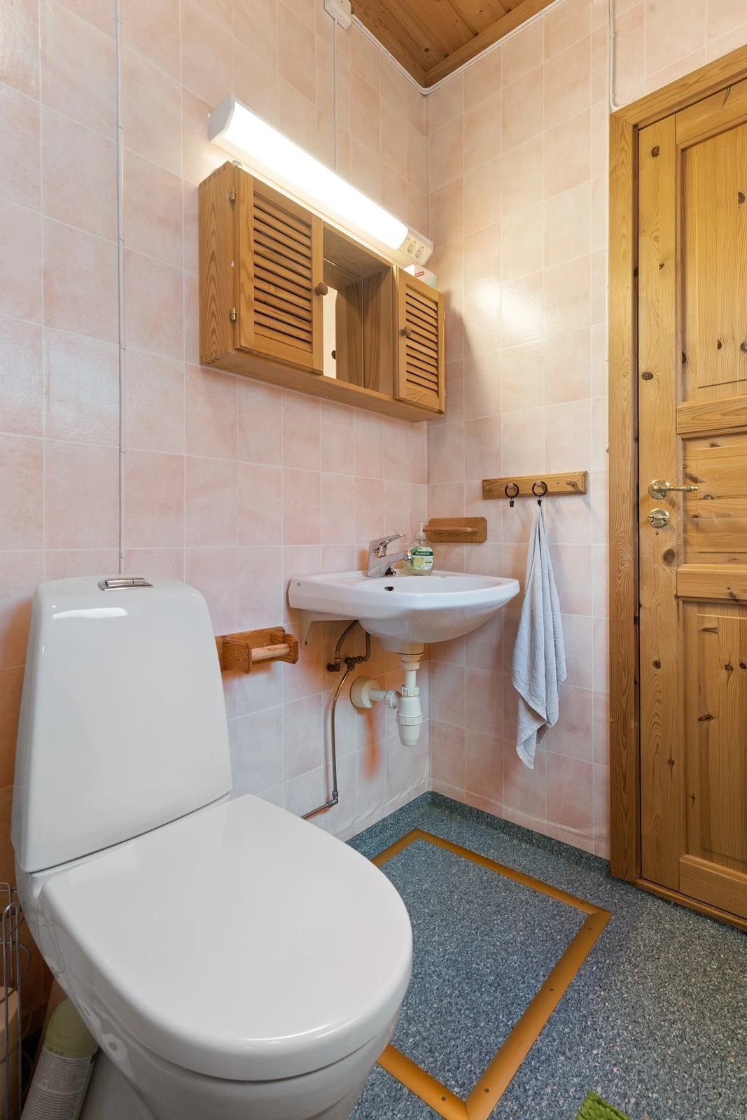 Over servanten er det montert speilskap med lys over Galleribilde