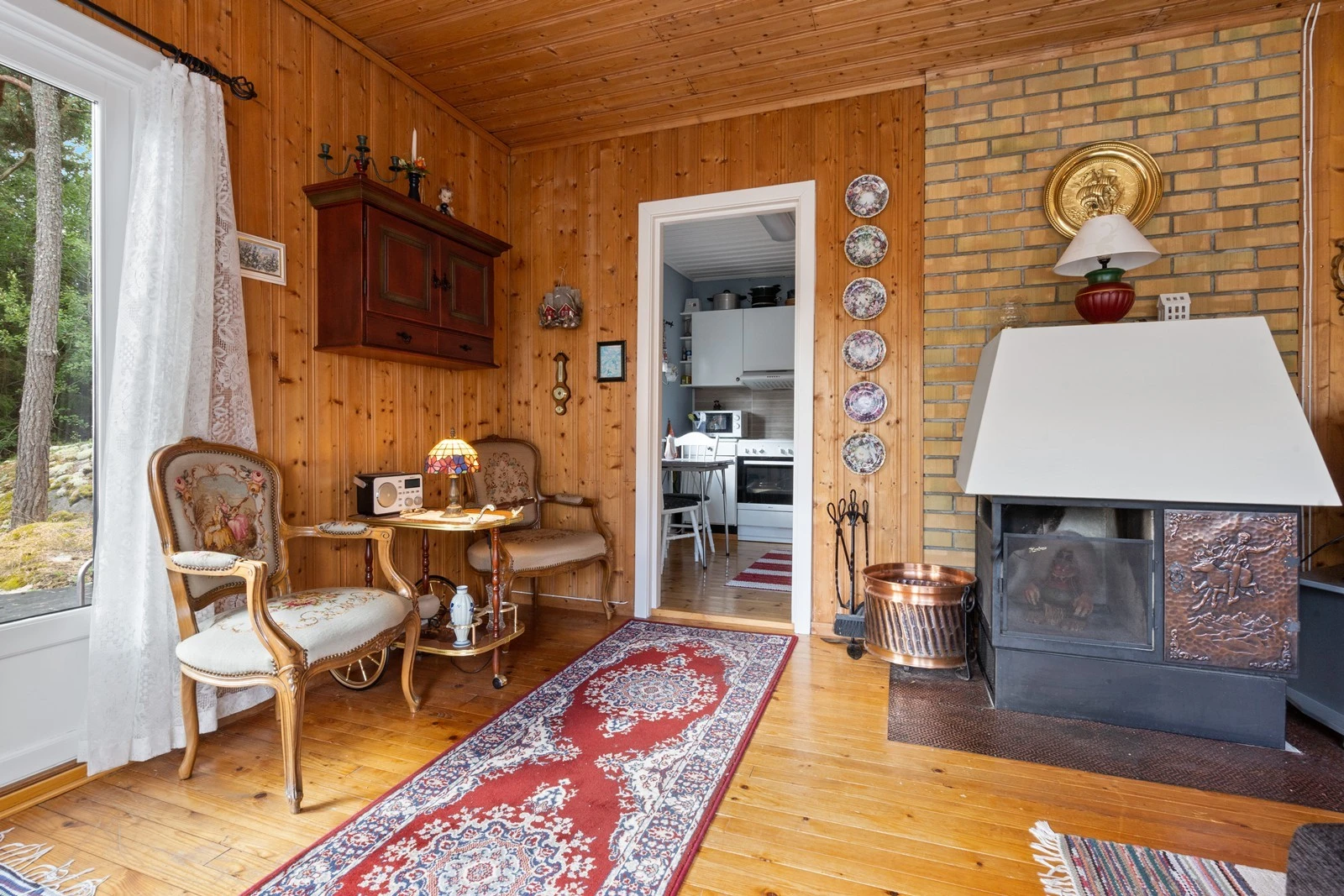 Det er kort vei mellom stue og kjøkken Galleribilde