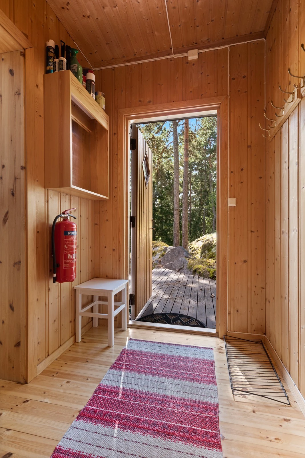 Gang/entré med plass til oppheng av klær og stativ for sko Galleribilde