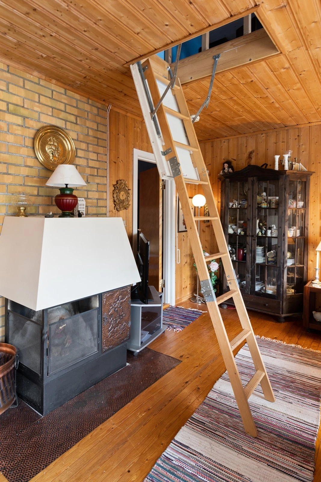 Atkomst til innredet loft i fra stue via loftsluke og loftstrapp Galleribilde