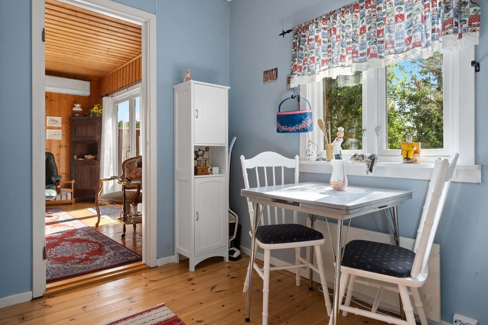 På kjøkkenet er det også plass til en mindre spisegruppe ved vinduene Galleribilde