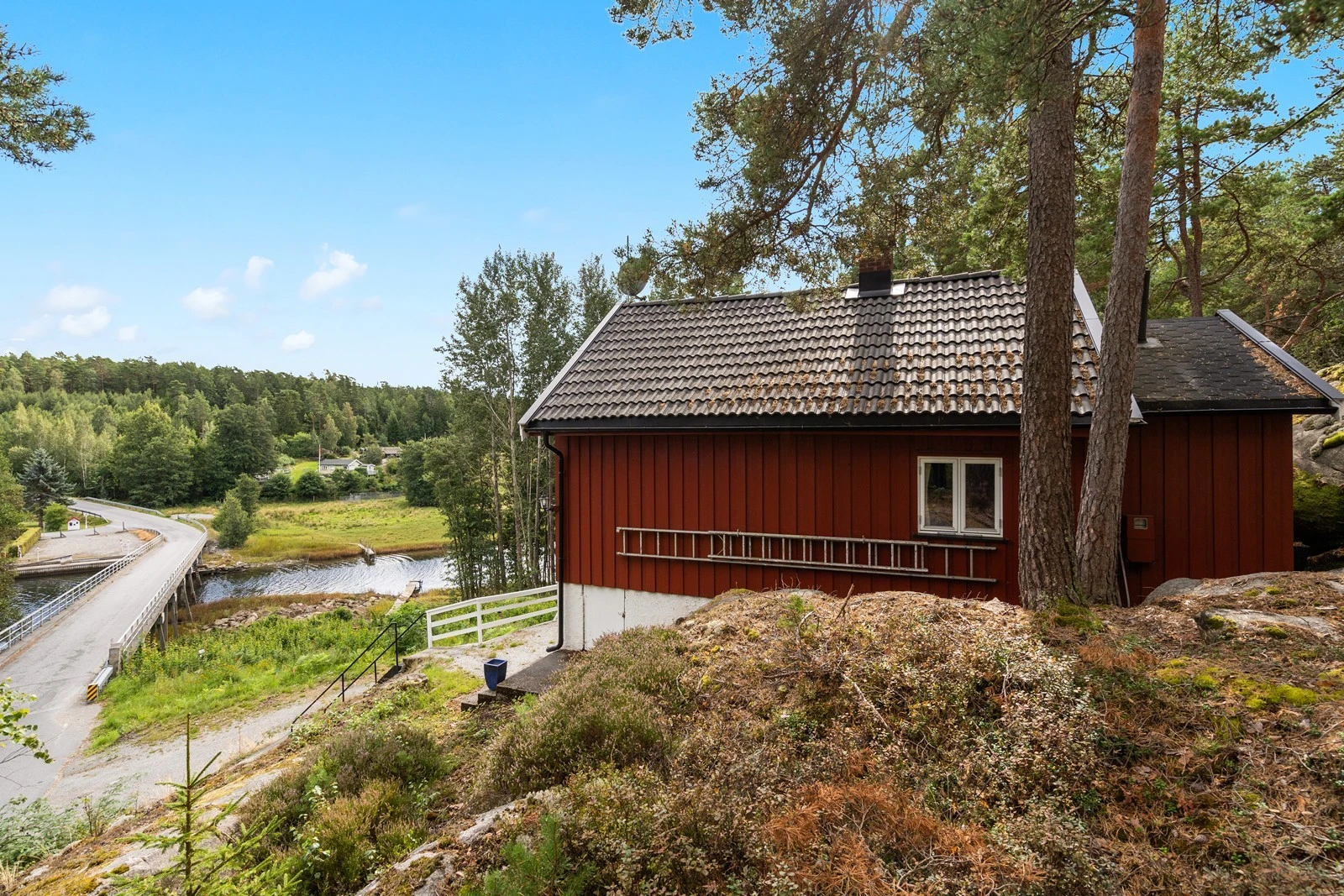 I fra tomten har man noe utsikt ut over deler av Hansemakerkilen Galleribilde