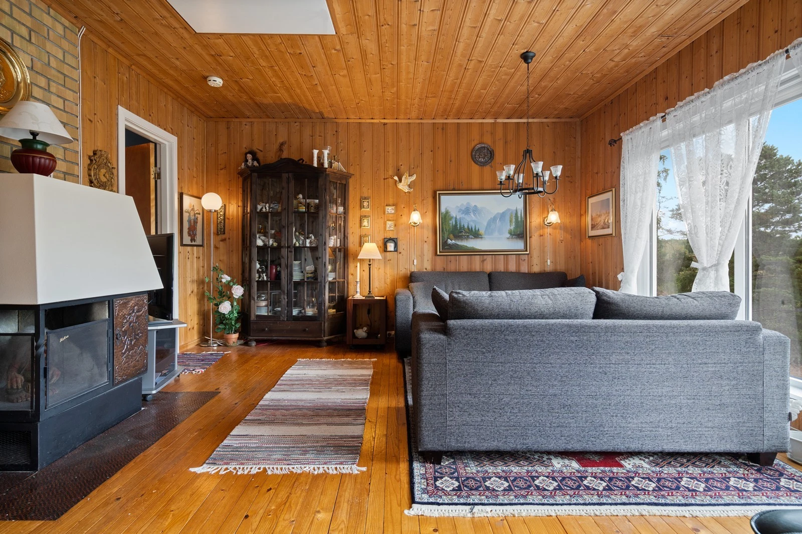 Overflatene har klassisk trepanel. Som oppvarmingskilder er det en peis med kombinert parafinbrenner fra byggeåret. Dagtank til parafinbrenner er fjernet. I tillegg er det montert varmepumpe av typen luft til luft i fra 2021 Galleribilde