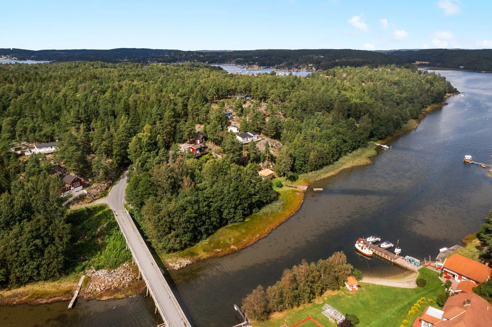 Parkeringsplassen ved hytta vil bli brukt som arbeidsplass i forbindelse med at brua over Hansemakerkilen skal fornyes. Dette medfører at man ikke kan benytte denne parkeringsplassen, men en alternativ parkeringsplass blir stilt til rådighet Galleribilde