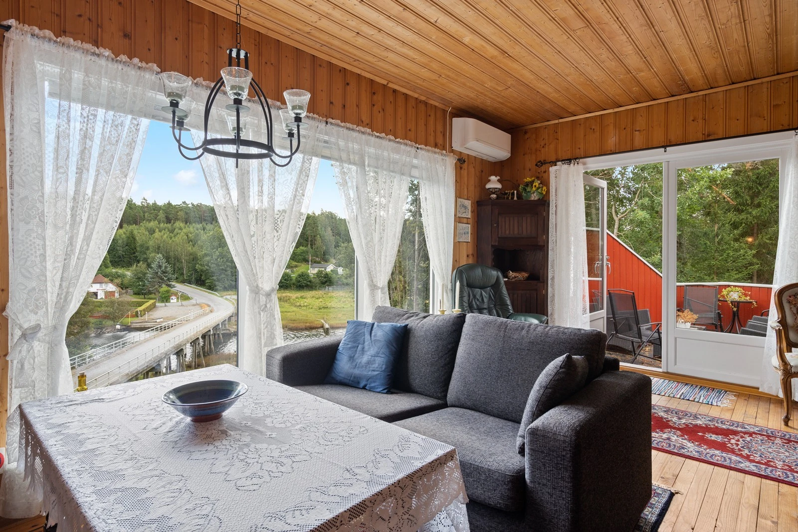 Utsikt over Grimsøyveien og deler av Hansemakerkilen også i fra stua Galleribilde