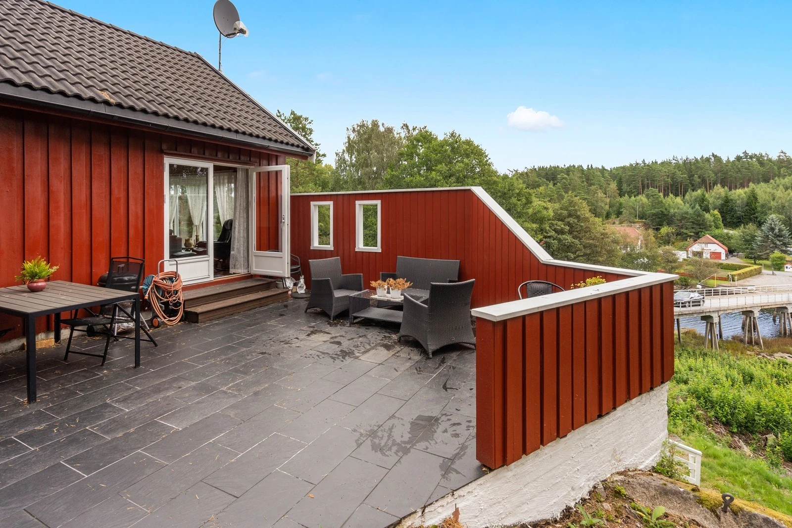 Fritidsboligen ligger på stor festetomt på 1014,8 m2 Galleribilde