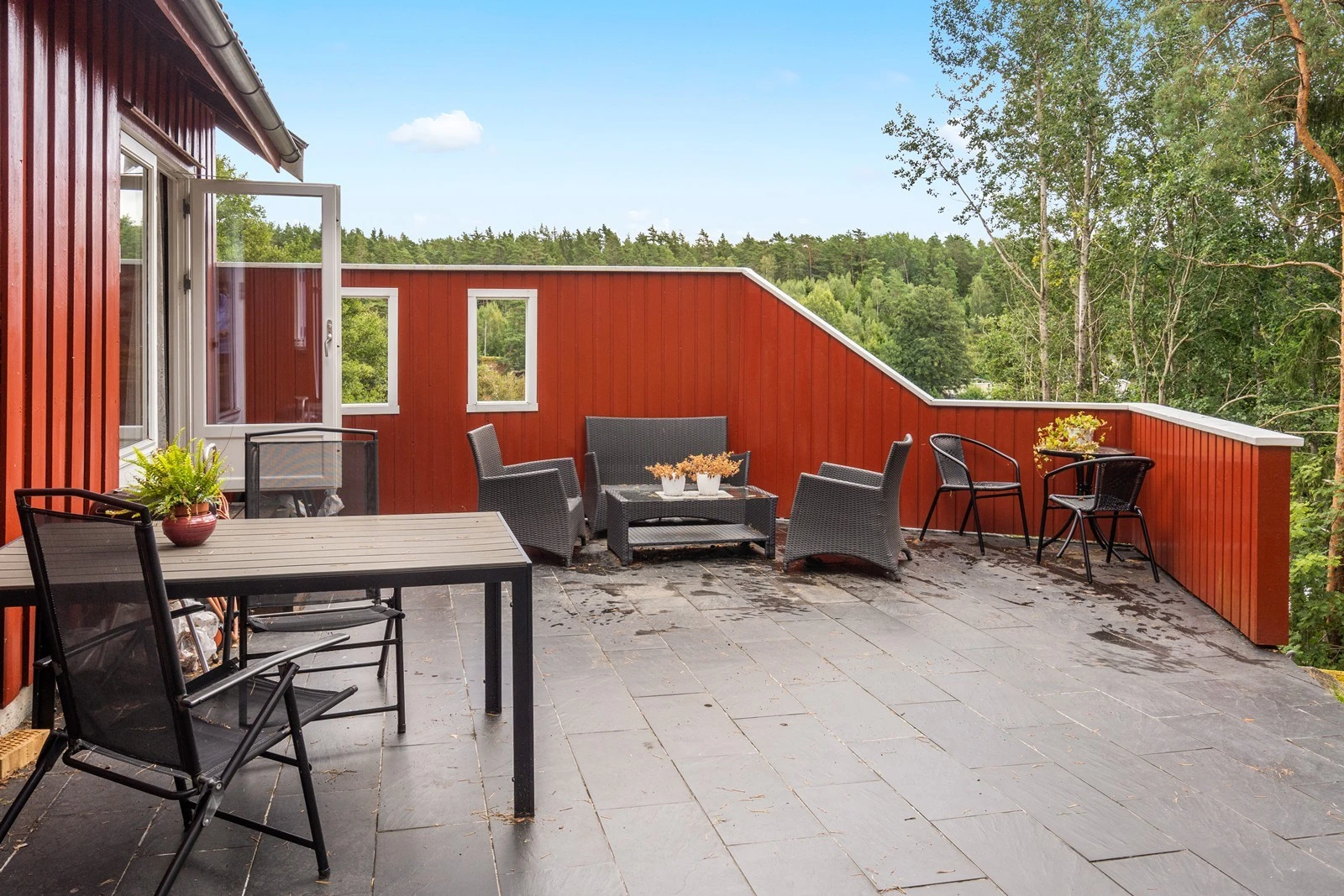 Uteplassen er av god størrelse og det er plass til flere møbelgrupper. Den praktiske skjermveggen, gir en lunere uteplass i tillegg til at den skjermer godt for innsyn Galleribilde